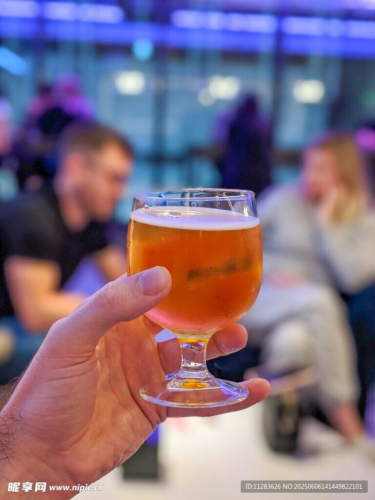 手持精酿啤酒特写