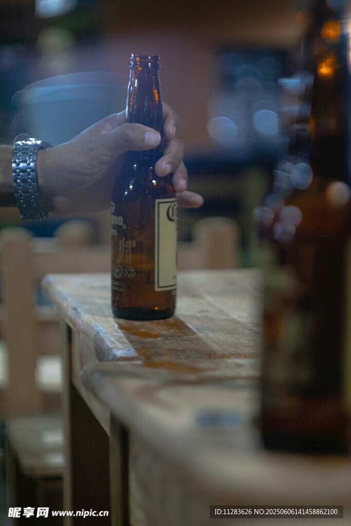 酒吧场景中的啤酒与手