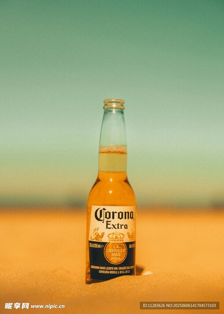 沙漠中的格瓦斯啤酒瓶