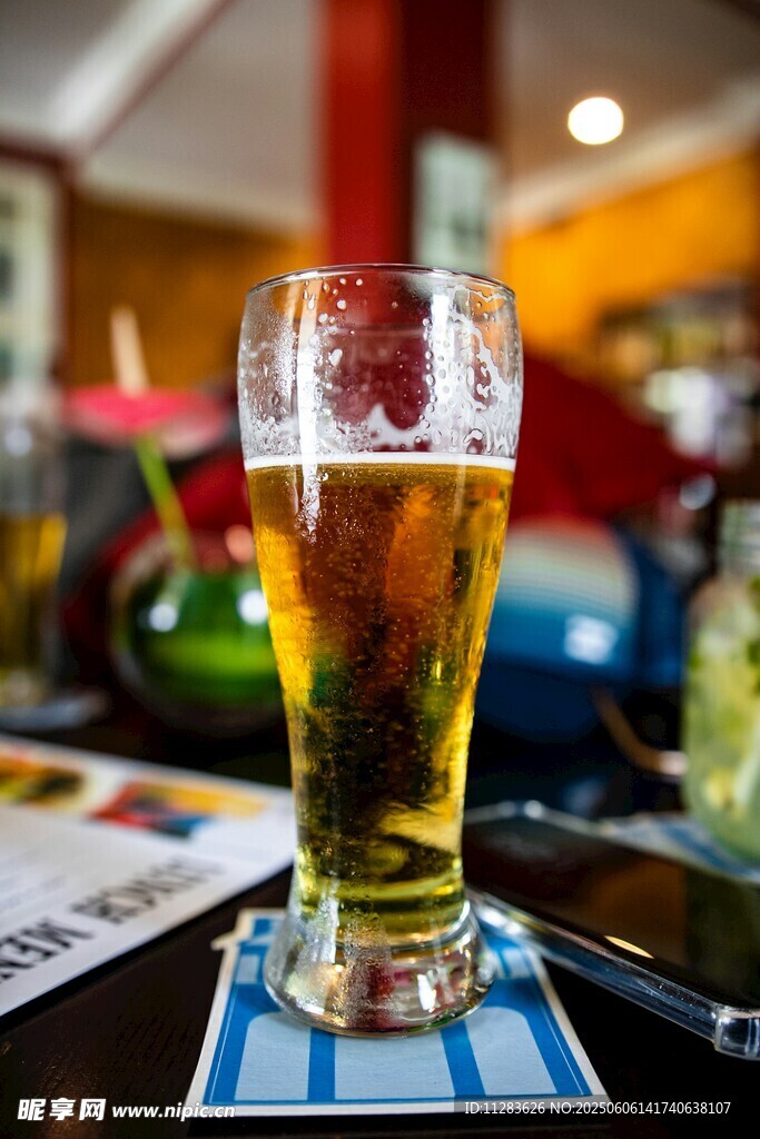 桌上的一杯清爽啤酒