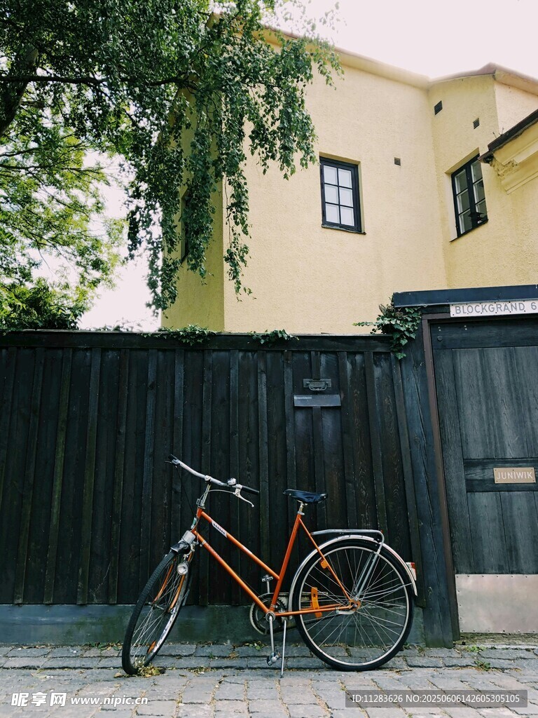 墙边停放的复古自行车
