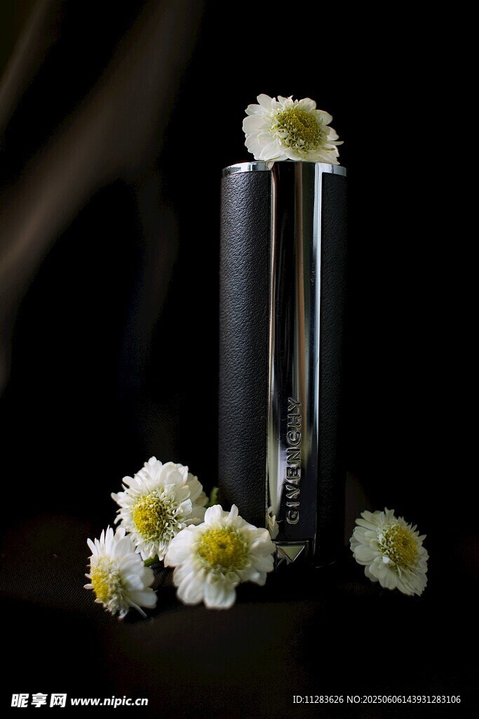 简约花瓶插着素雅小白花