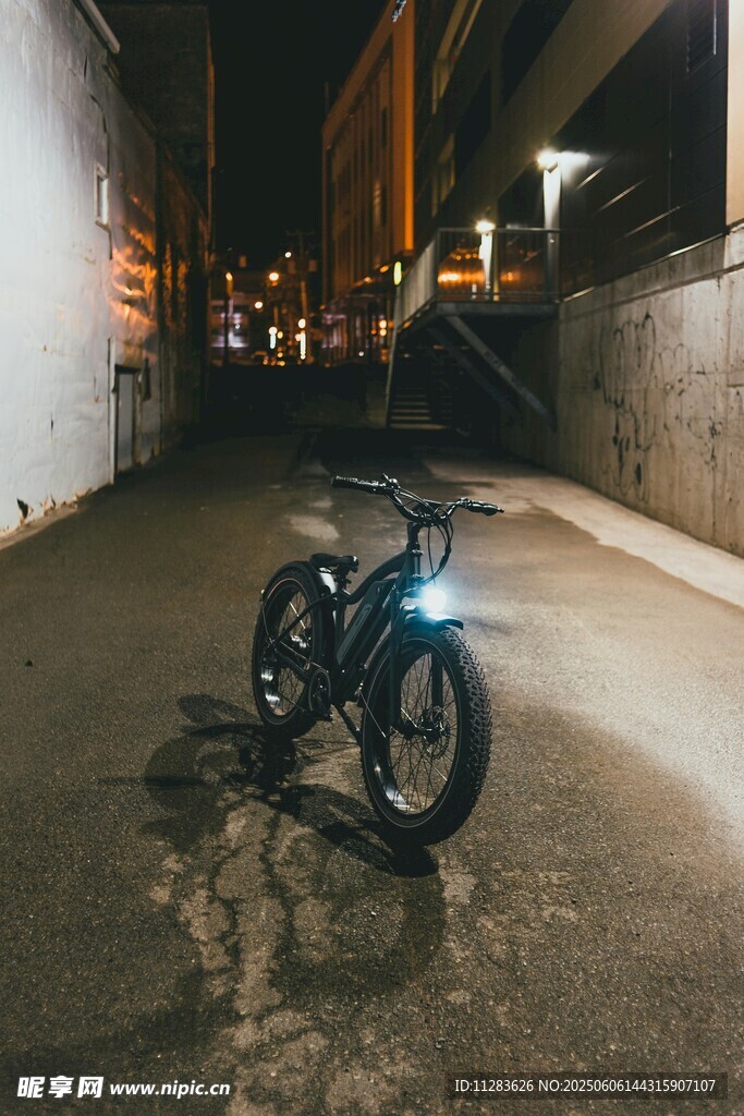 夜晚小巷中的酷炫摩托车