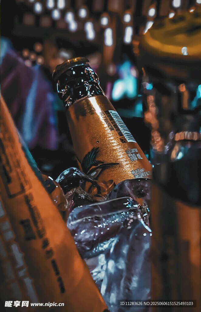 开启的香槟酒瓶特写
