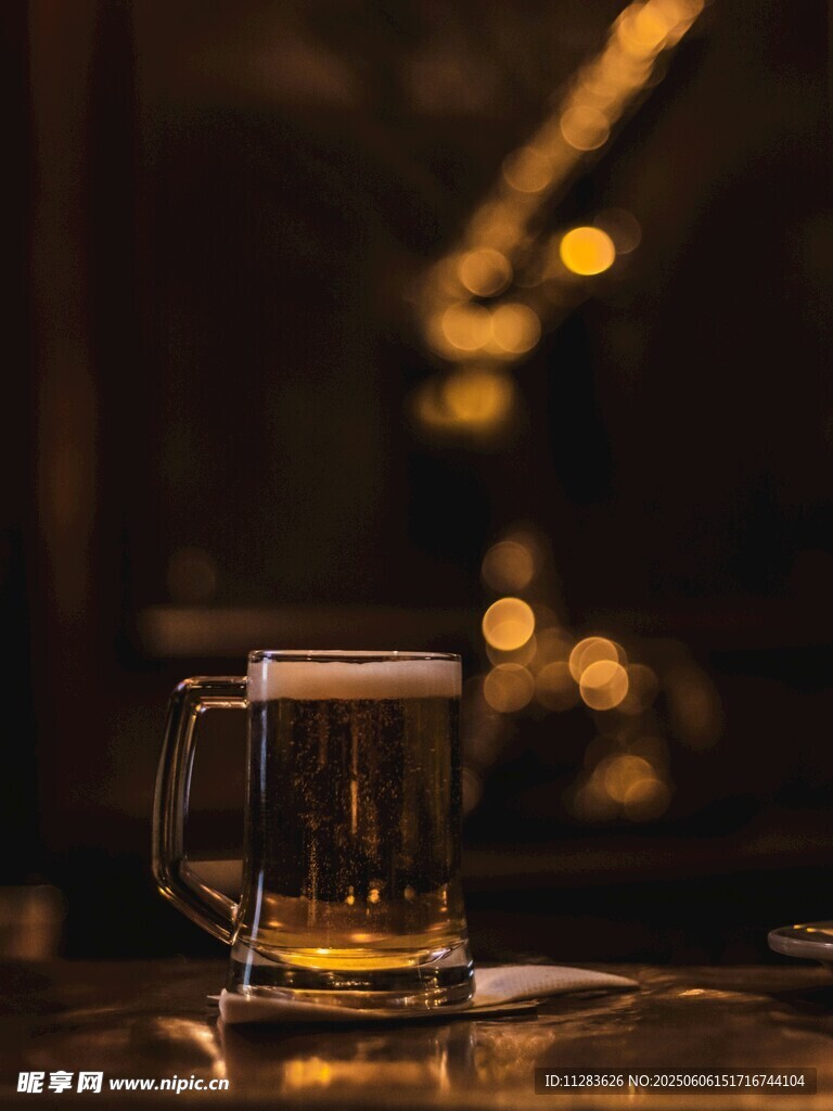 灯光下的啤酒杯