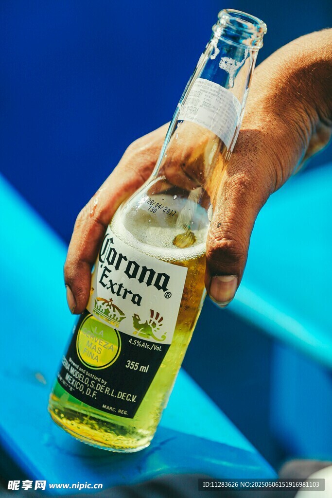 手持啤酒瓶特写