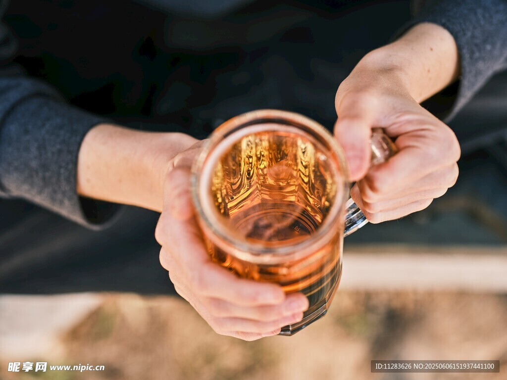 双手捧持啤酒