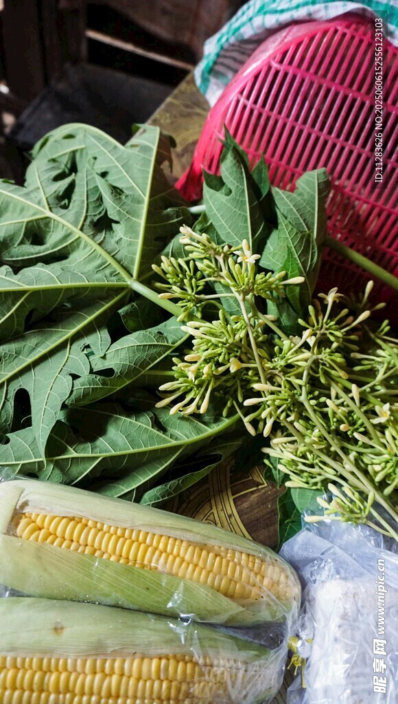 新鲜多样的农家蔬菜水果