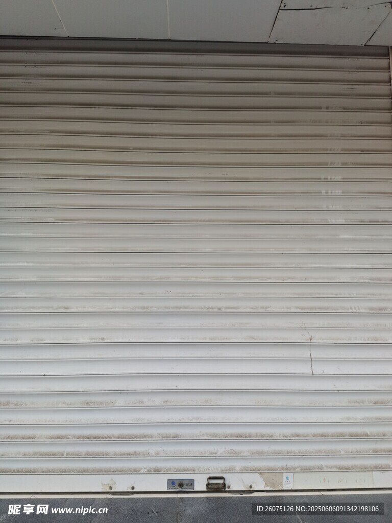 白色卷帘门