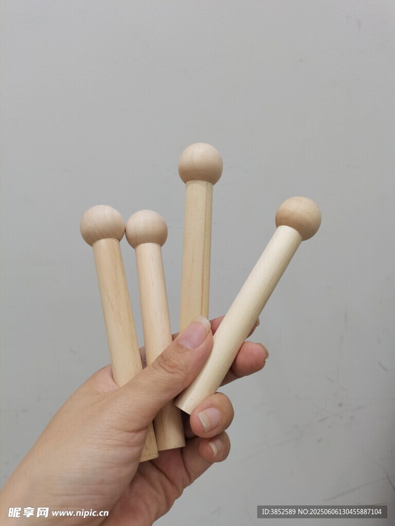 手拿木质收纳棍