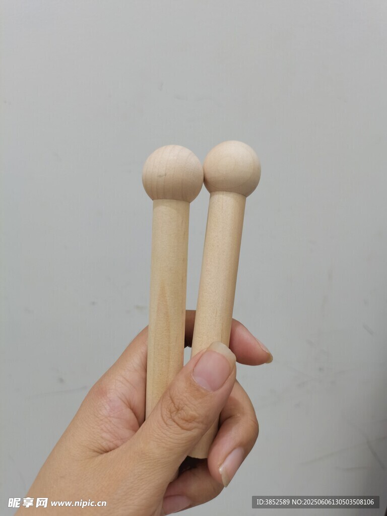 手拿木棍特写