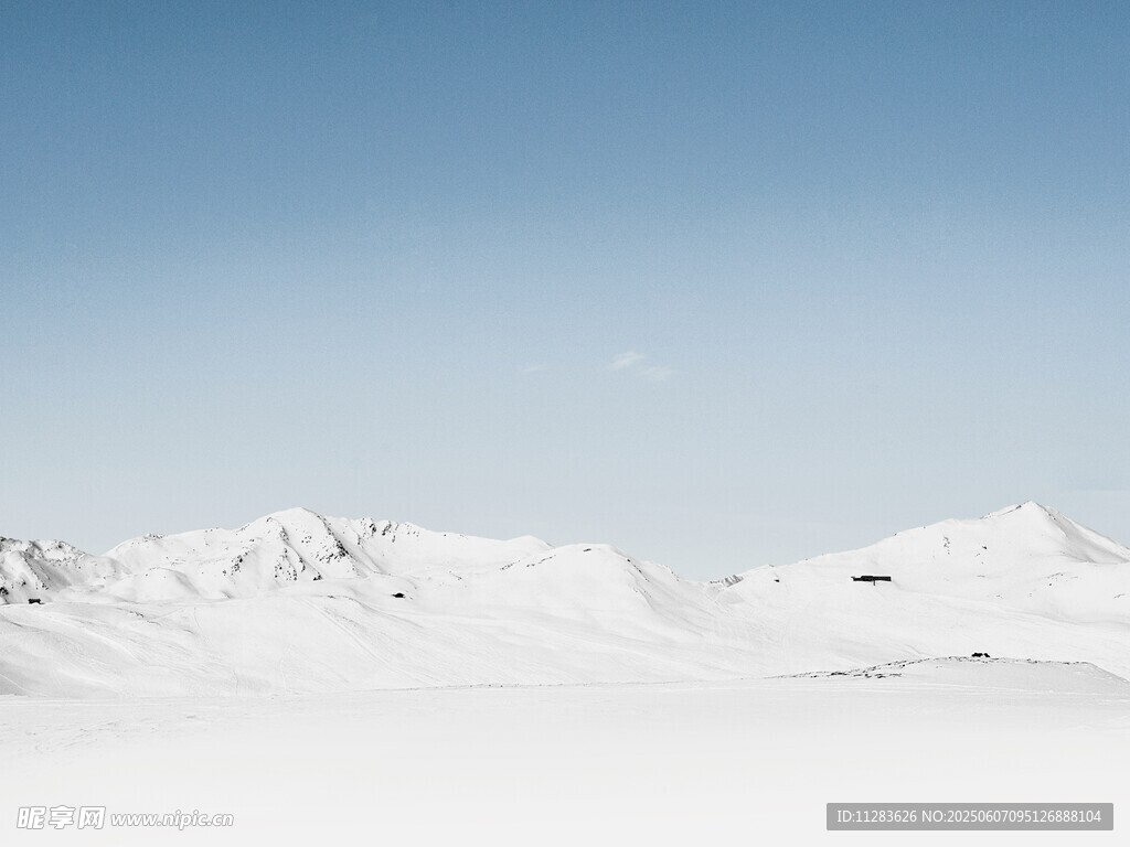 雪覆山峦蓝天景