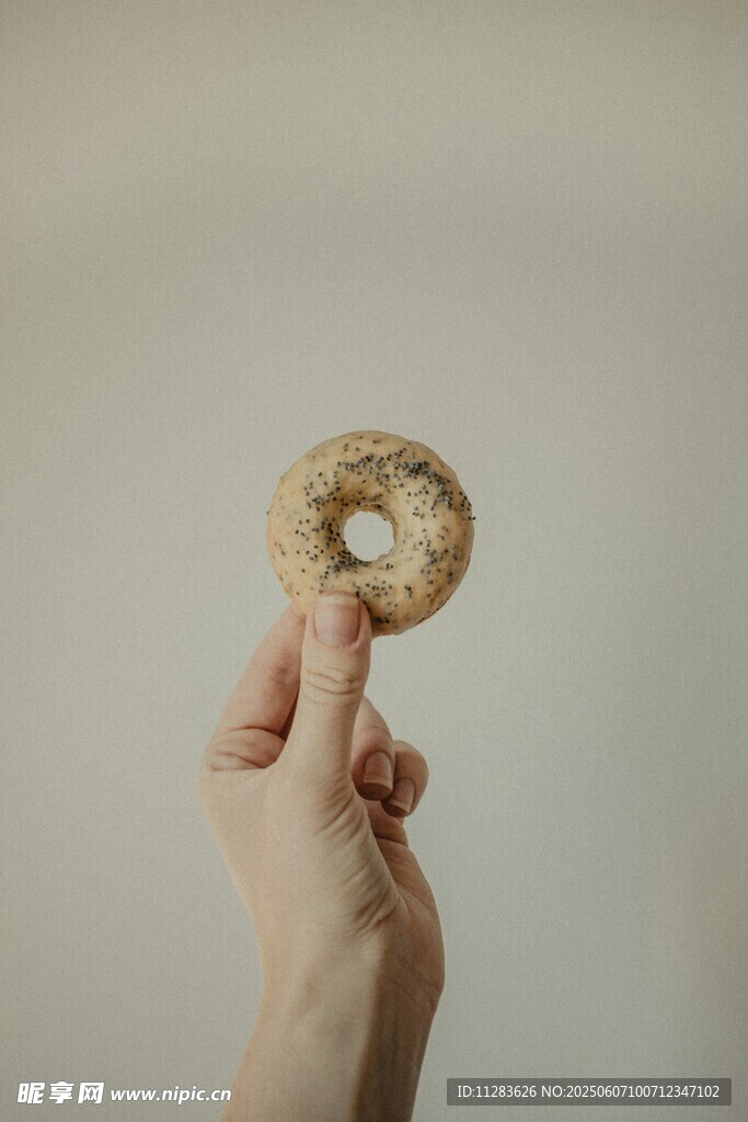 手托美味甜甜圈特写