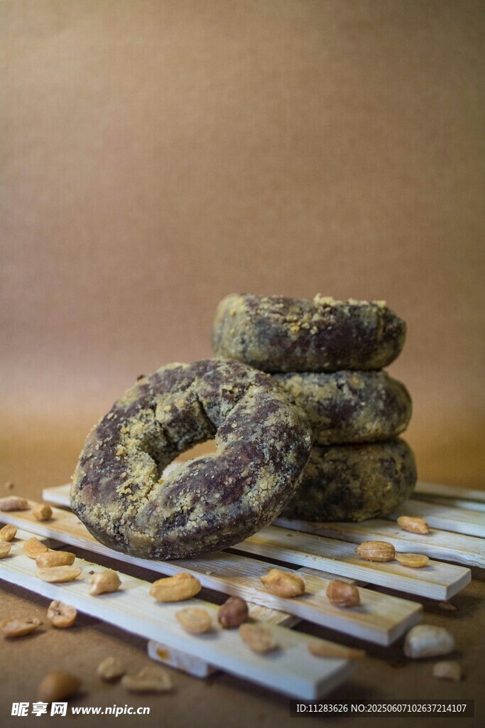 堆叠的美味夹心坚果饼干