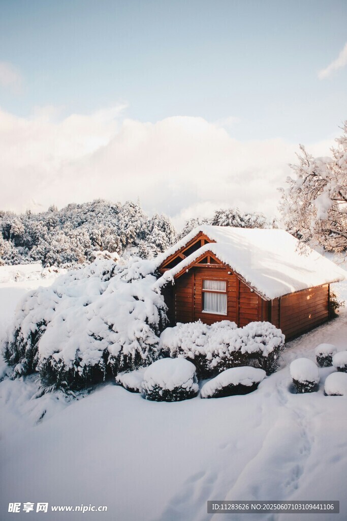 雪覆小屋的冬日静谧景象