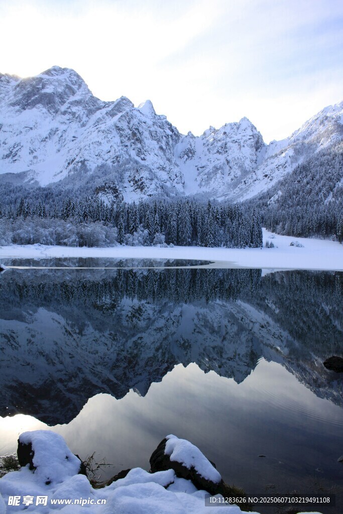 冬日雪山湖泊静谧美景