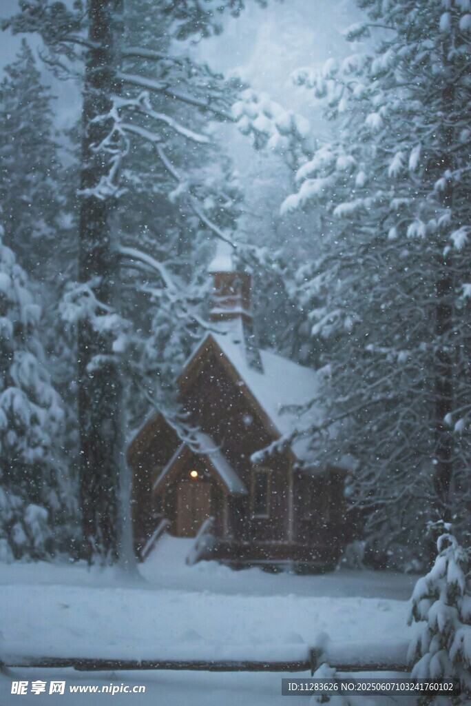 雪林中的温馨小木屋