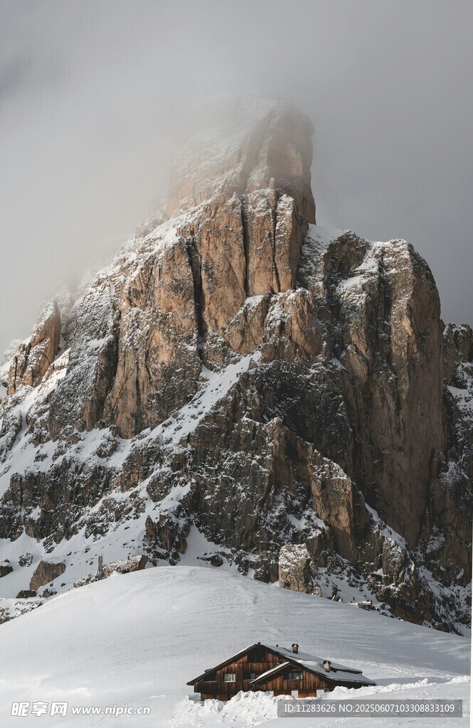 雪山孤峰下的静谧小屋