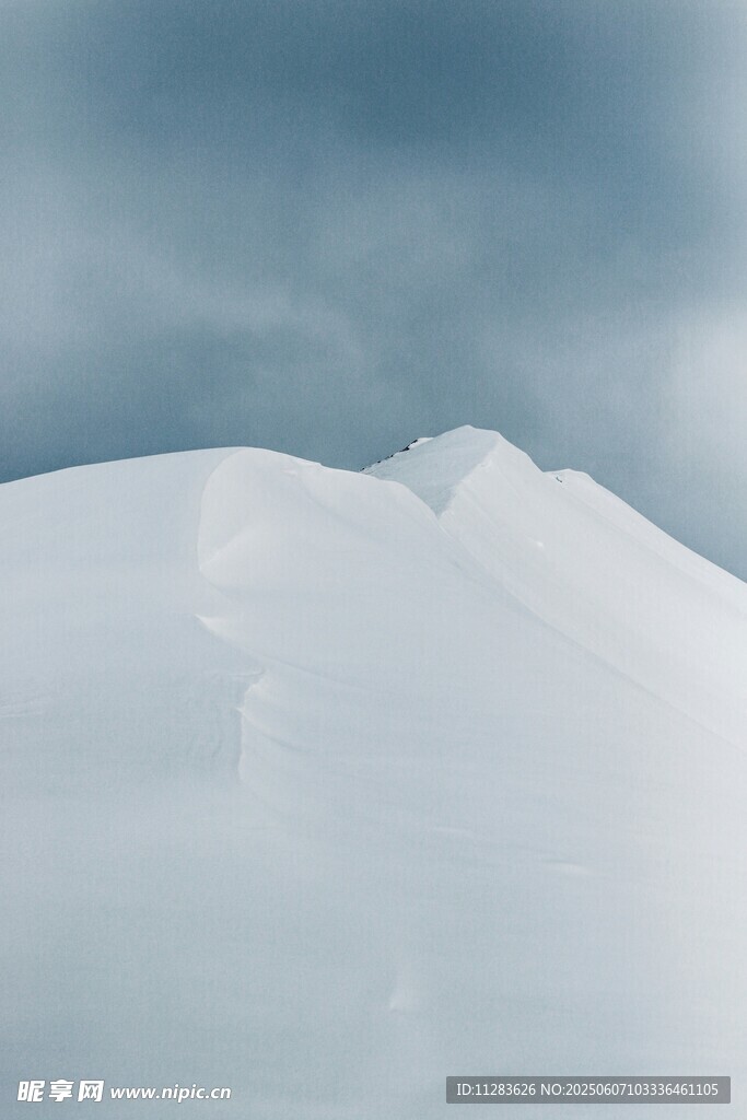 雪山之巅美景