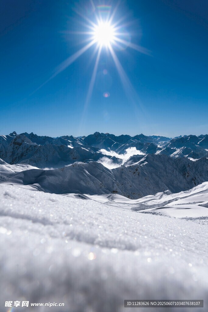 雪山之上的耀眼阳光