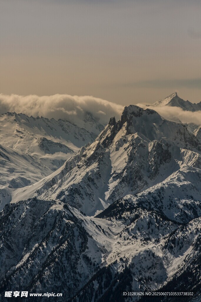 壮丽雪山景观