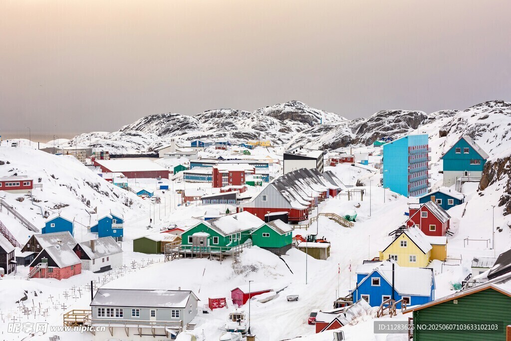 雪中小镇多彩房屋景观