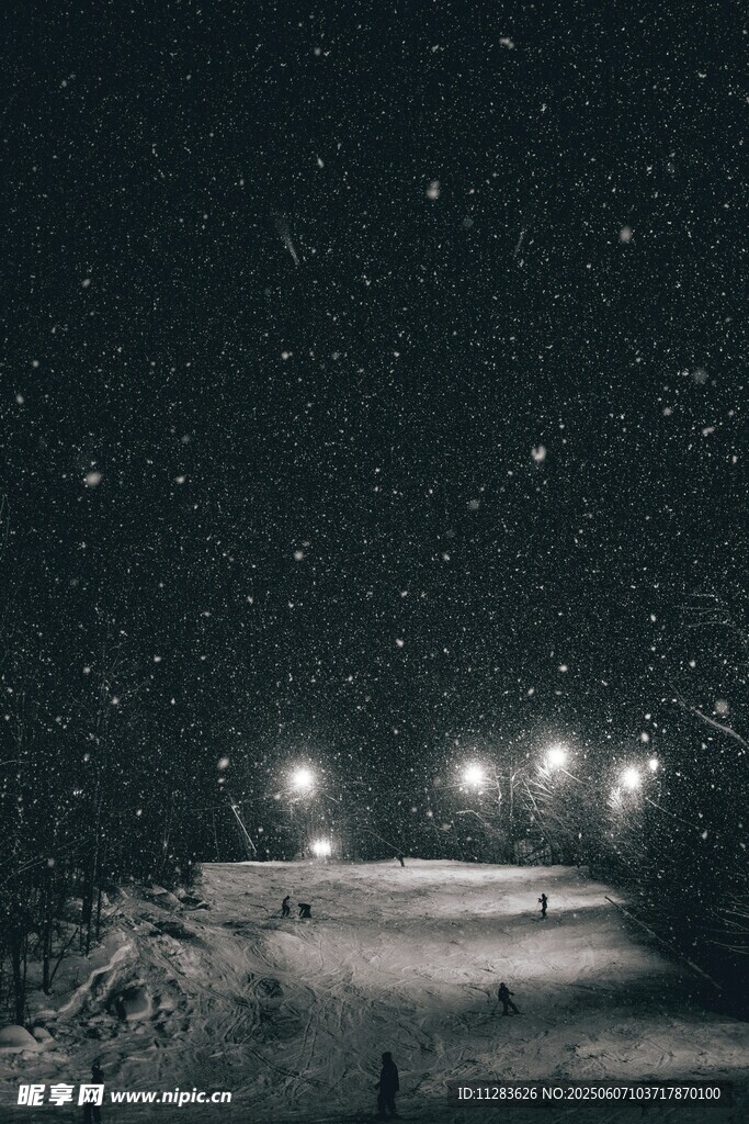 雪夜滑雪场的璀璨星空