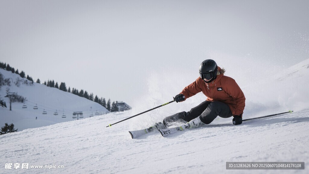 滑雪者在雪坡上帅气滑行