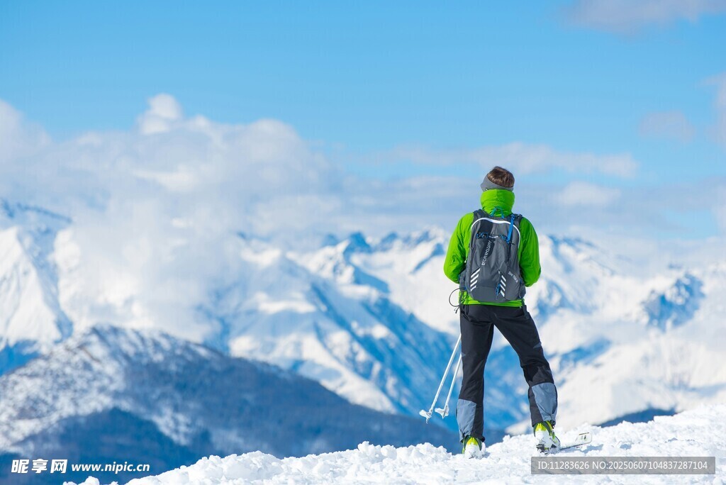 登山者眺望壮丽雪山美景