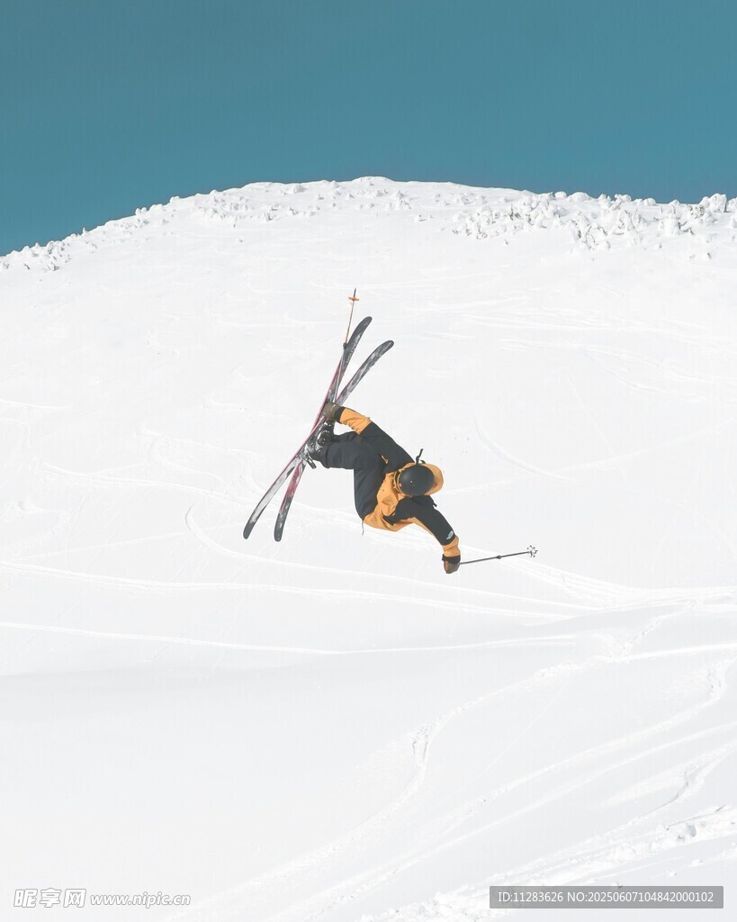 滑雪者雪地中精彩翻转瞬间