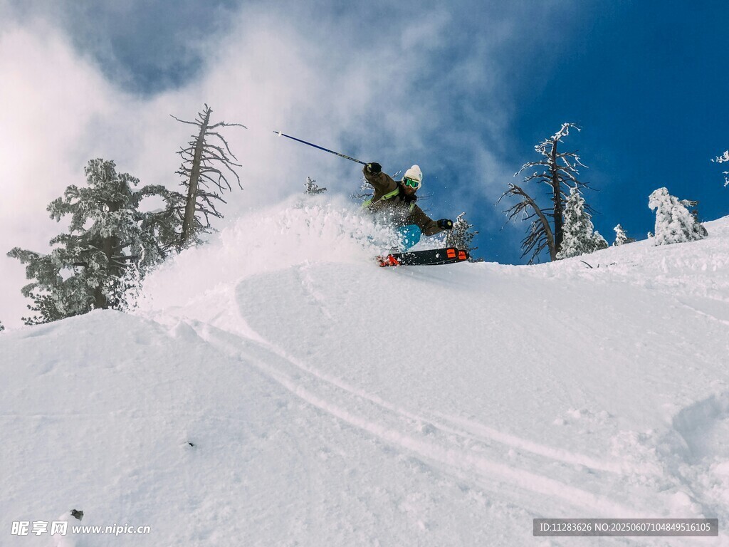 滑雪者雪坡腾空精彩瞬间