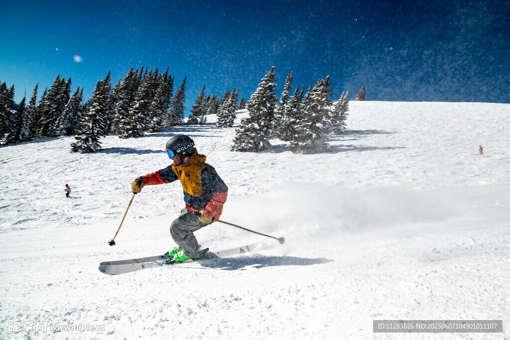 滑雪者在雪坡上飞驰