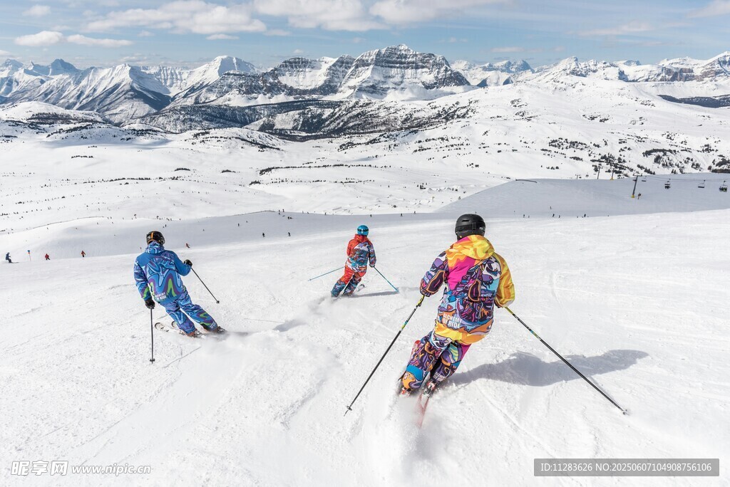 雪地滑雪者畅享冬日运动