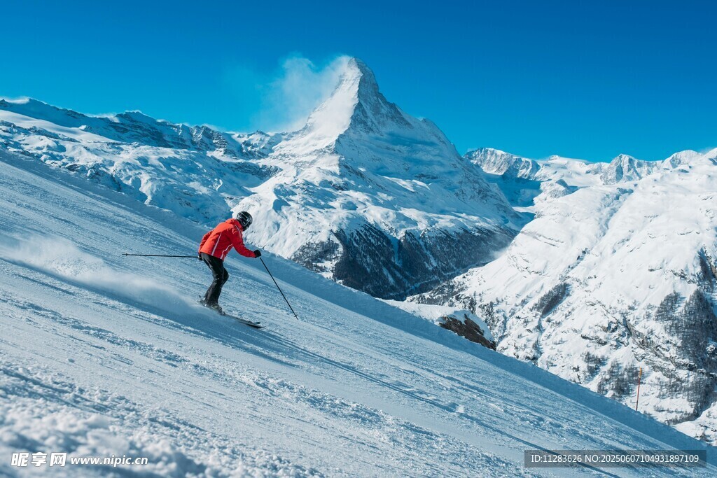 雪山中单人滑雪英姿