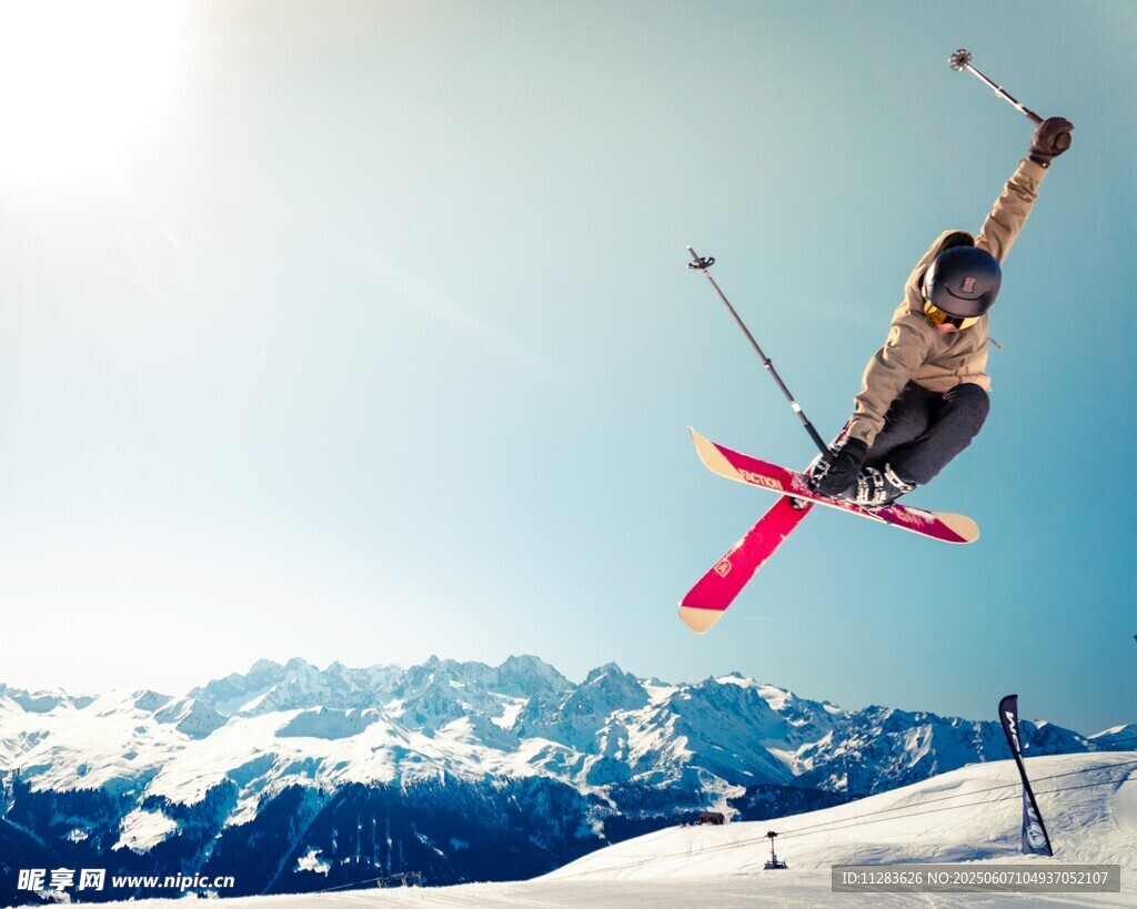 滑雪者空中炫酷特技瞬间