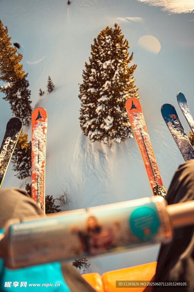 冬日滑雪场景与多彩雪具
