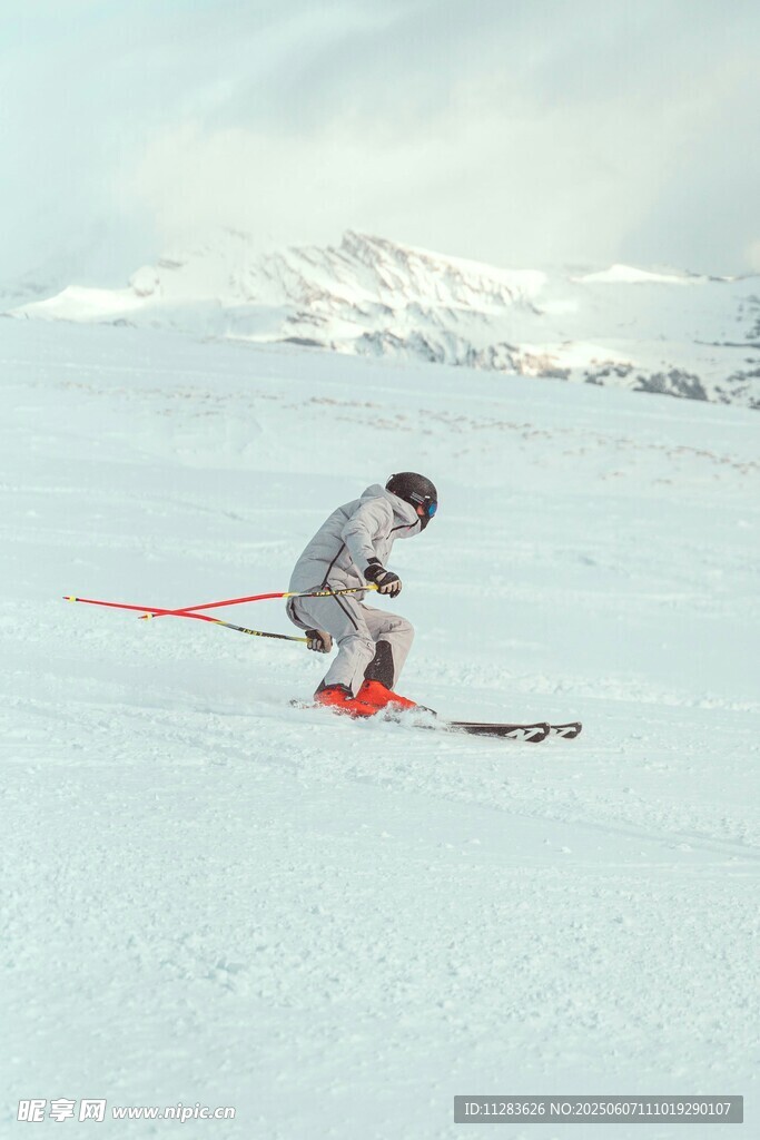 单人雪地滑雪英姿