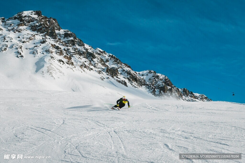 雪山滑雪者英姿