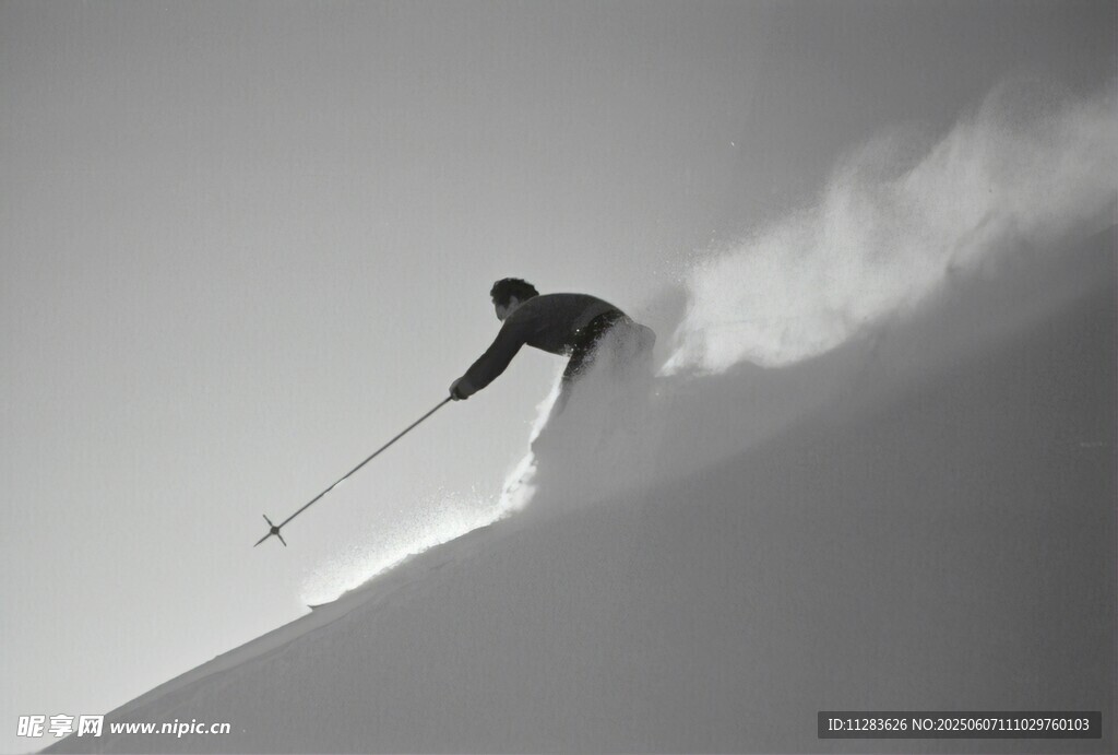 单人滑雪于雪坡扬起雪雾