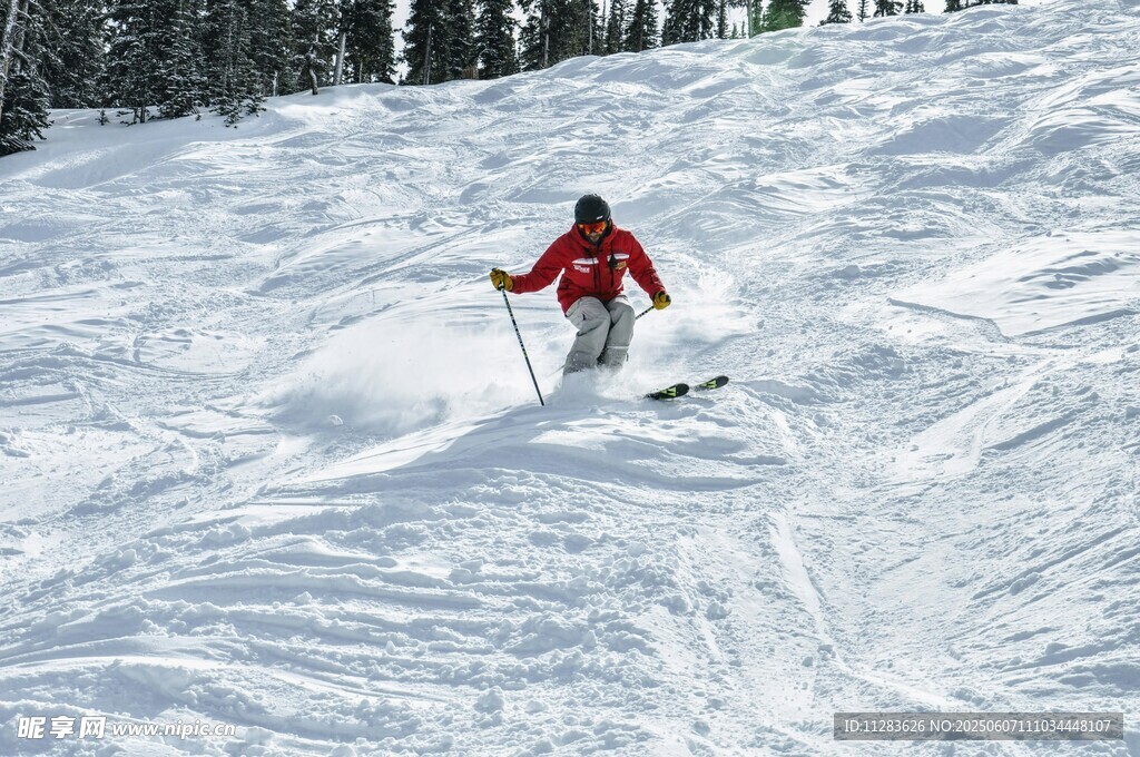 单人雪坡滑雪英姿