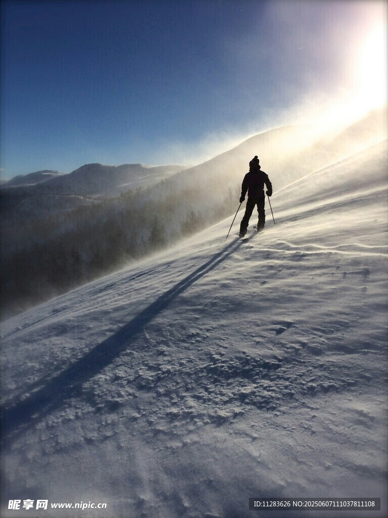 雪山上的徒步者