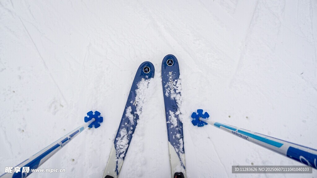 雪地中的滑雪装备