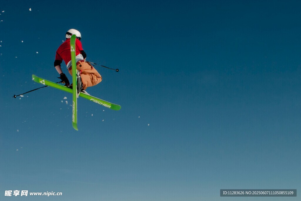 空中特技滑雪者英姿