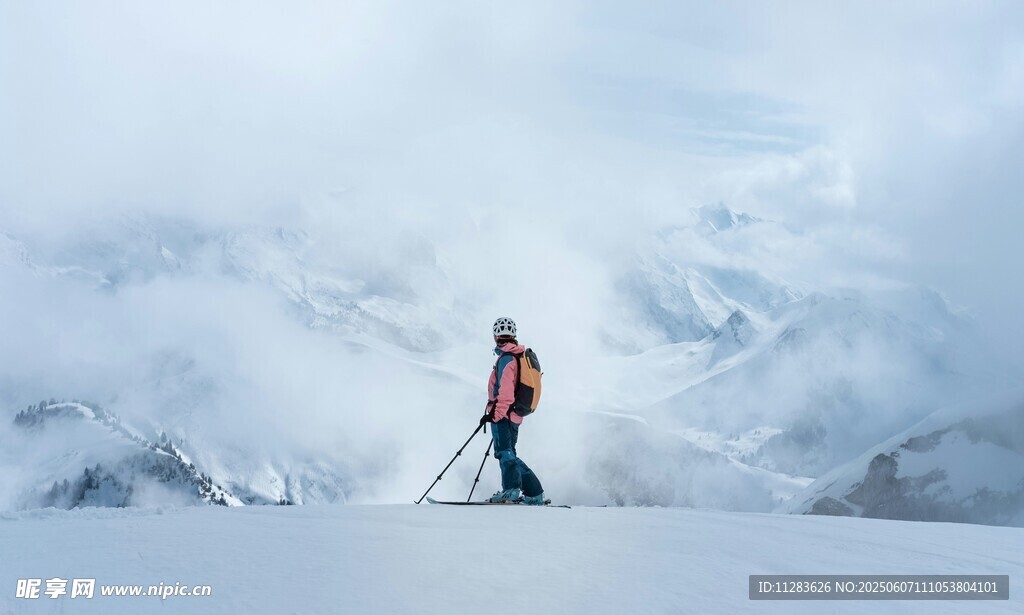 雪山中独行的滑雪者