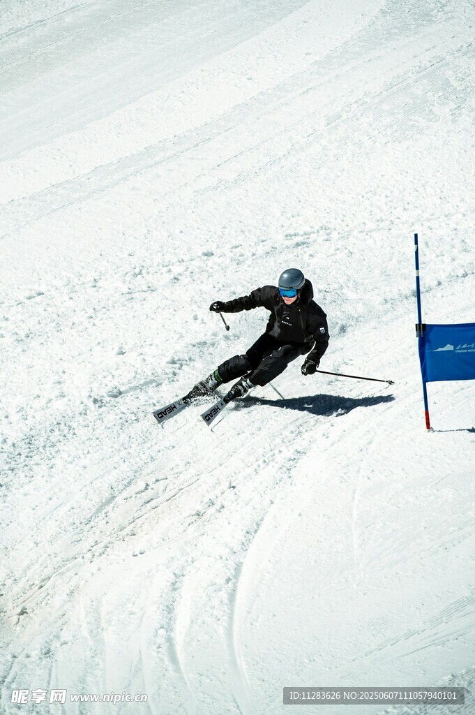 滑雪者在雪坡上急速转弯