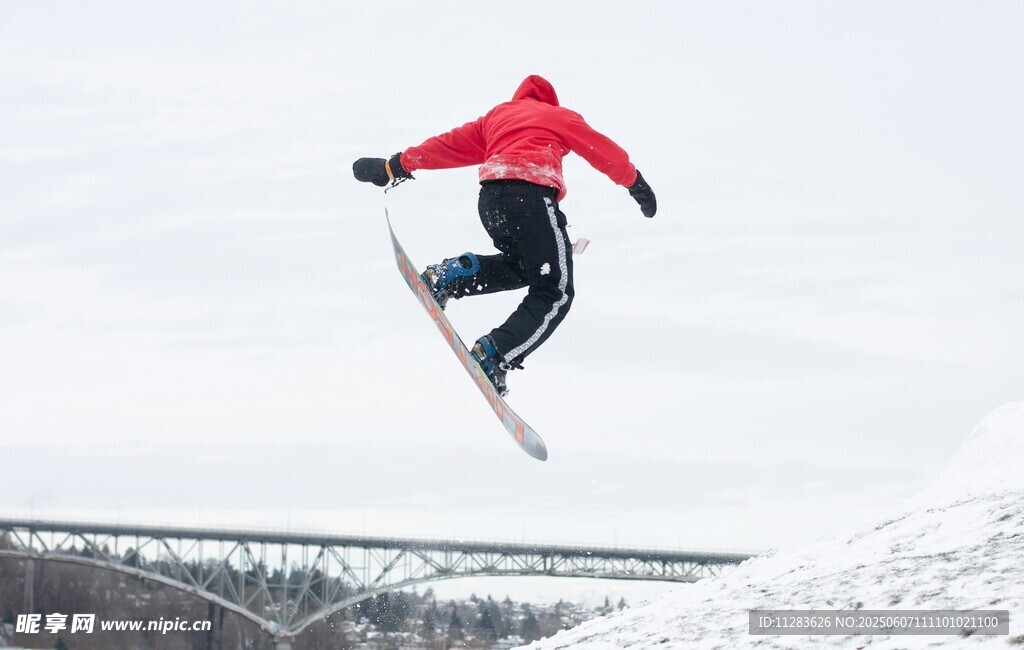 滑雪者空中炫酷跳跃瞬间