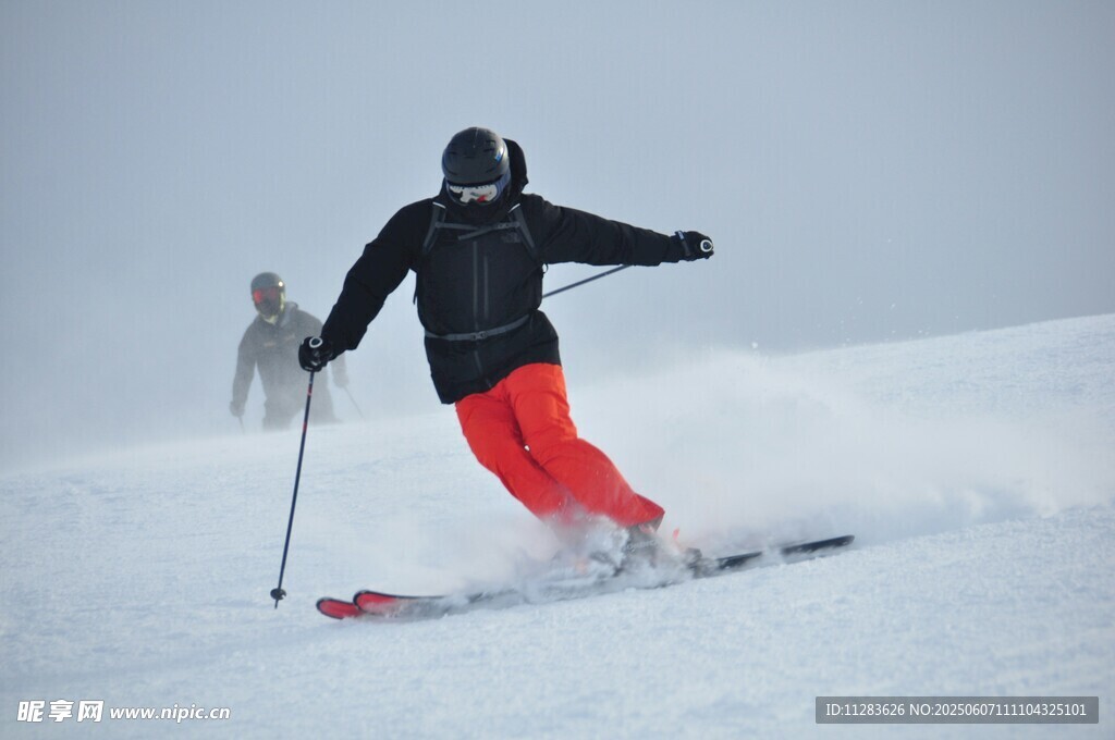 滑雪者在雪坡上飞驰