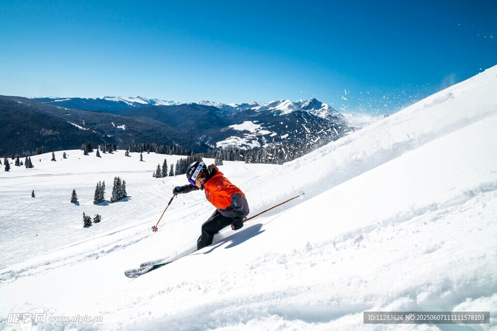 滑雪者在雪山畅快滑行