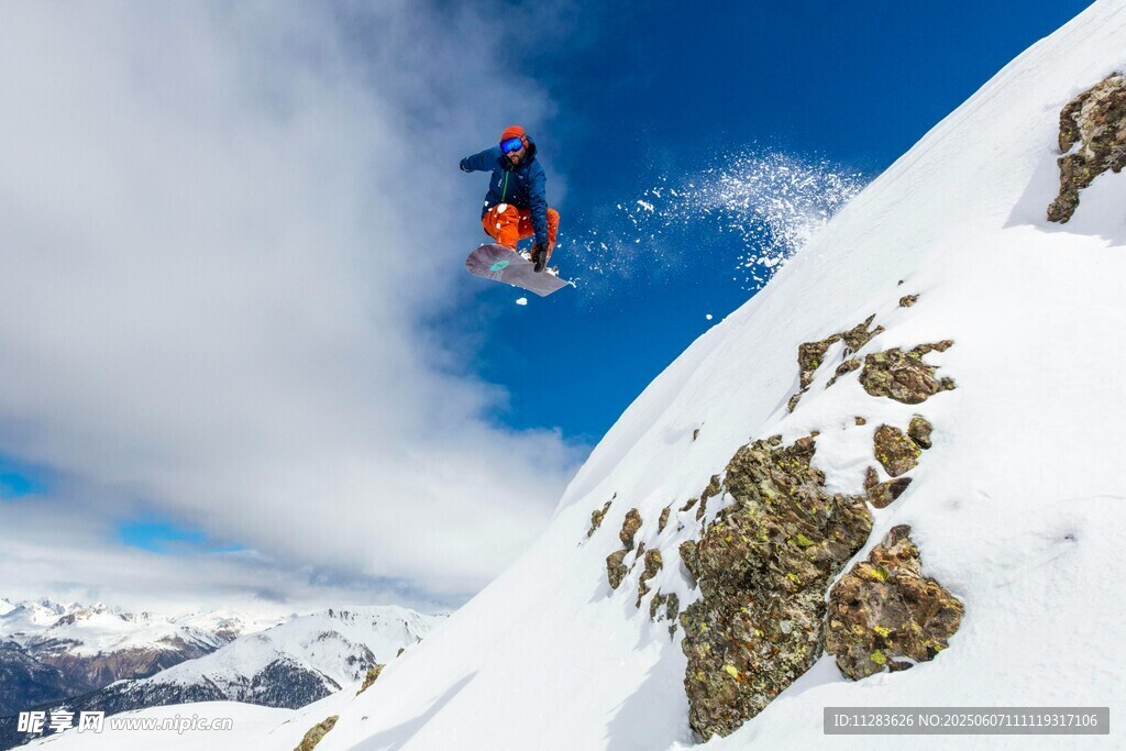 滑雪者空中飞跃雪山美景