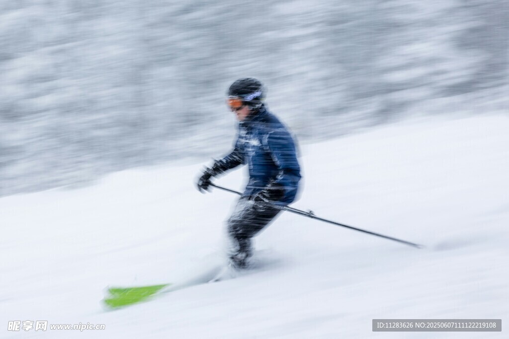 滑雪者在雪地中飞驰